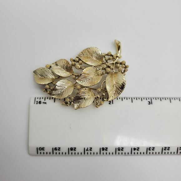 Lisner Leaf Brooch Gold Tone Pin Berries Leaves Vintage 60s Retro Garden Jewelry - Picture 5 of 7